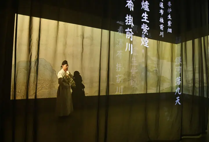 “李白”扮演者在西安曲江飞行剧院演绎“飞越唐诗长安”的场景。(2025年10月29日摄)新华社记者肖潇摄