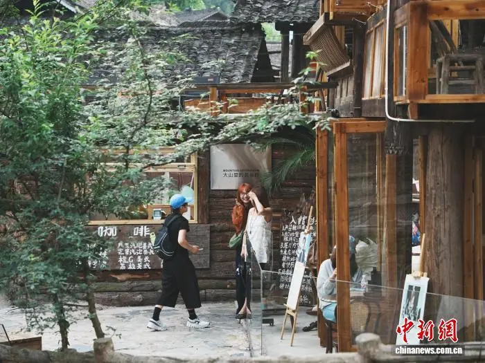 2026年6月,业态游客在贵州雷山县乌东苗寨游玩参观。激发加入中新社记者 周燕玲 摄
