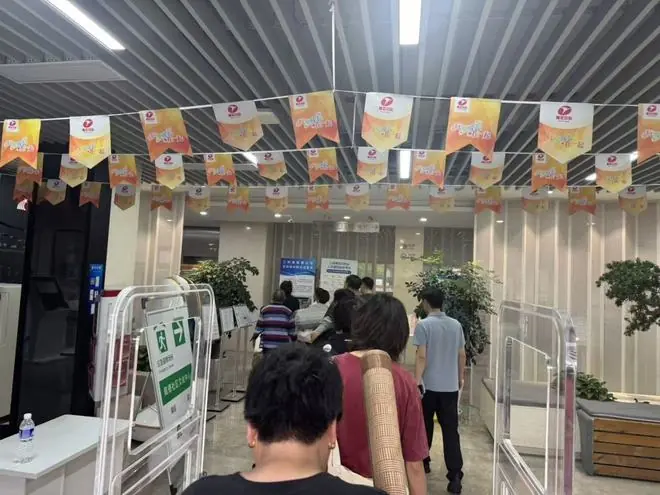 村民们来到安置点。资齐住澎湃新闻记者 徐亦嘉 图
